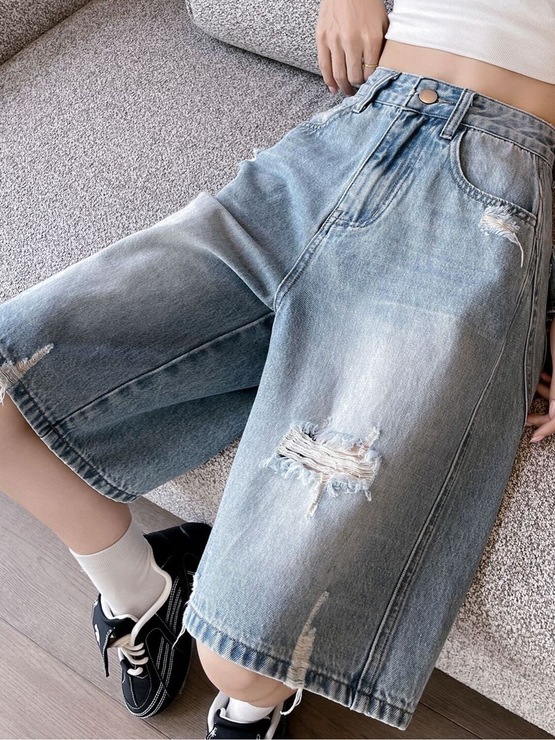 Shorts Bermuda de Mezclilla De - Distressed Jean Rip reseña y precio